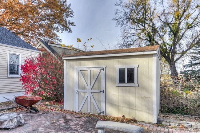 Building Photo - Aksarben Beauty