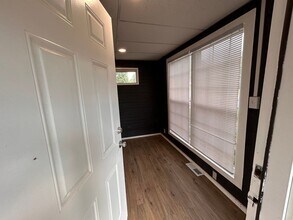 Building Photo - Easy and Breezy on Lakeview