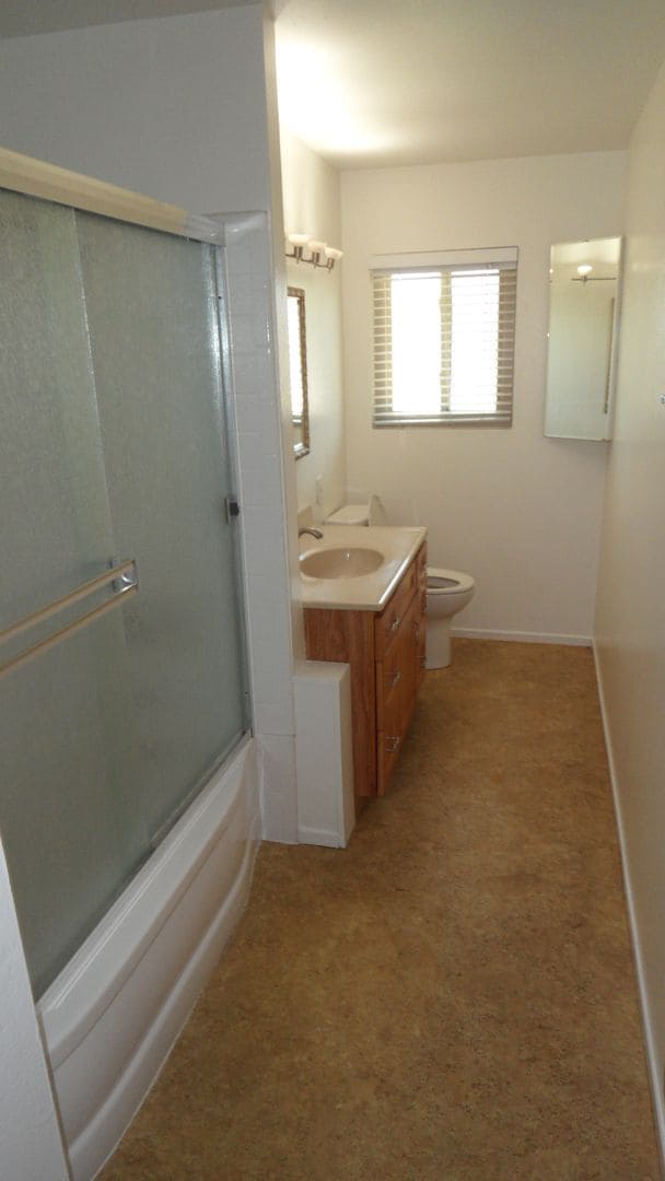 Building Photo - Spacious 6 Bedroom, 3 Bathroom, Single Fam...