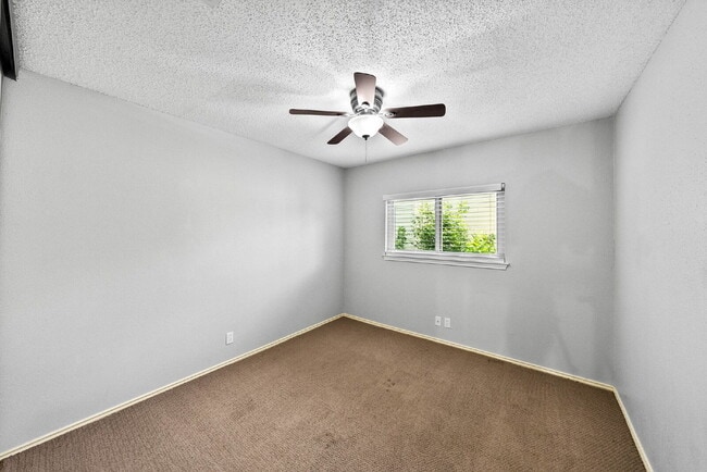 Building Photo - Spacious 4-Bedroom Rental in Autumn Ridge ...