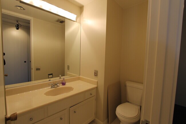 Building Photo - Epic REA: Top Floor 2 BR/2 BA Condo, Pano Views, Balcony, 3-4 Pkg, Storage