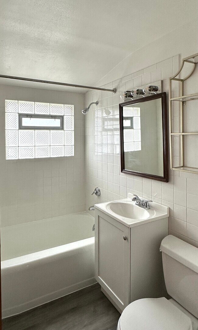 Building Photo - 154 N 79th St
