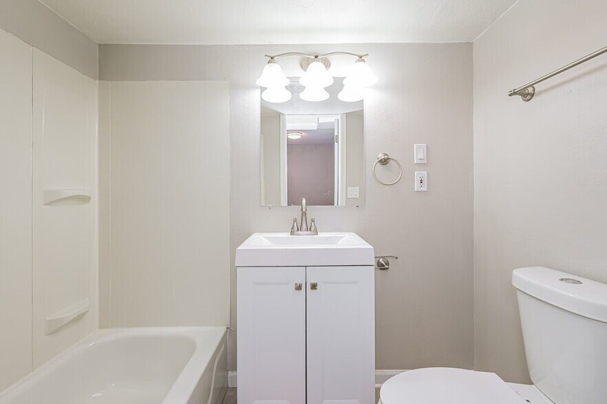 Building Photo - 17704 E Bellewood Dr