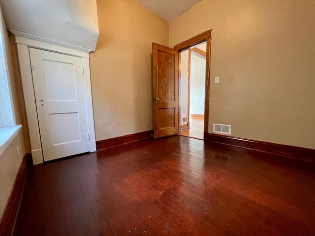 Building Photo - 2155 N Kilbourn Ave