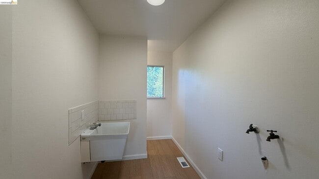 Building Photo - 5051 Harrison Grade Rd