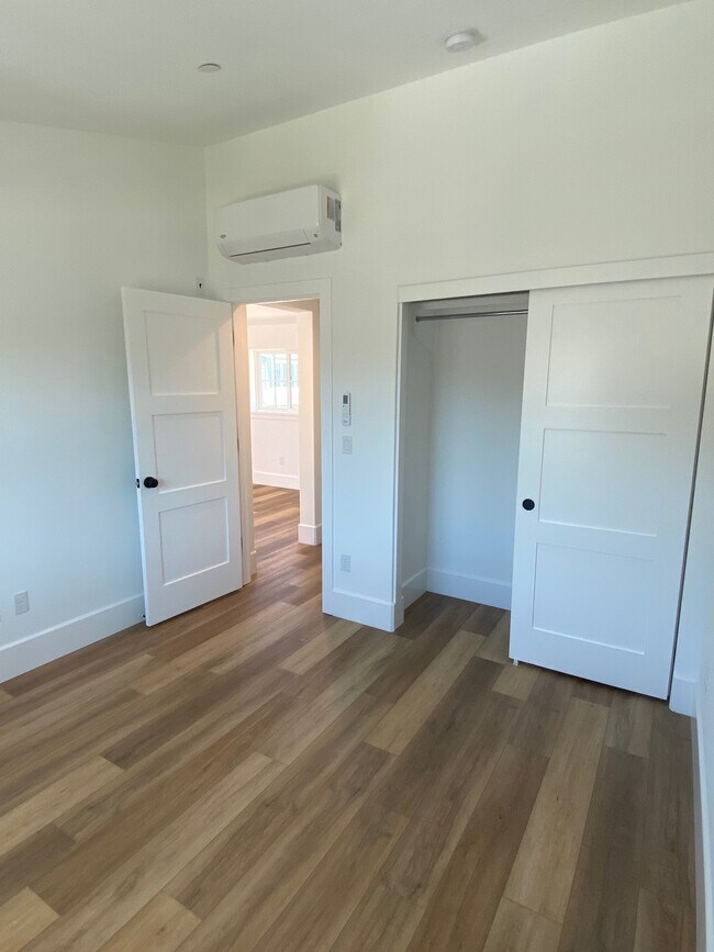 Building Photo - 205 Oak Tree Cir