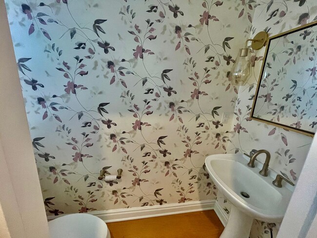 Building Photo - 4 bed 3.5 Bath- Sewickley