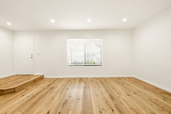 Building Photo - Remodeled 3bd/2.5bath steps from beaches, Racetrack, and Cedros Design district
