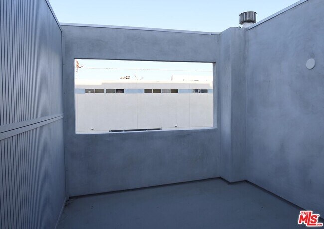 Building Photo - 21 1/2 Wavecrest Ave