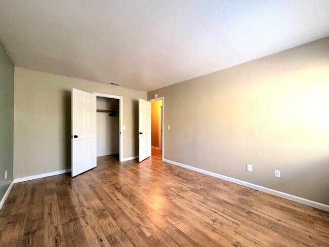 Building Photo - Beautiful Updated 2 Bedroom 1 Bathroom in Auburn
