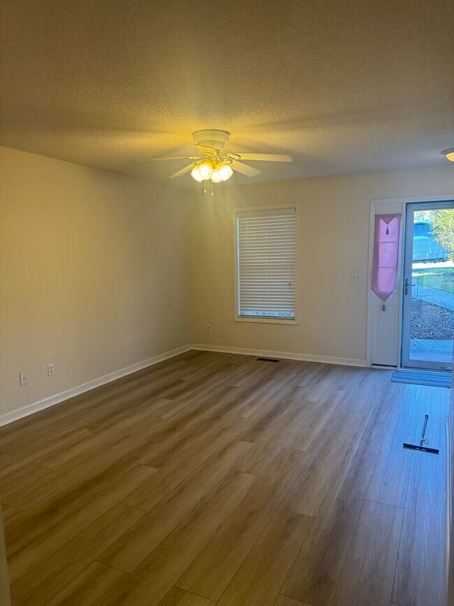 Building Photo - Updated Townhouse In Hunter Hills