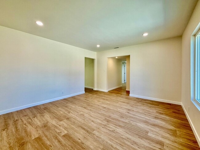 Building Photo - Beautifully Remodeled 3-Bed, 2-Bath Home i...