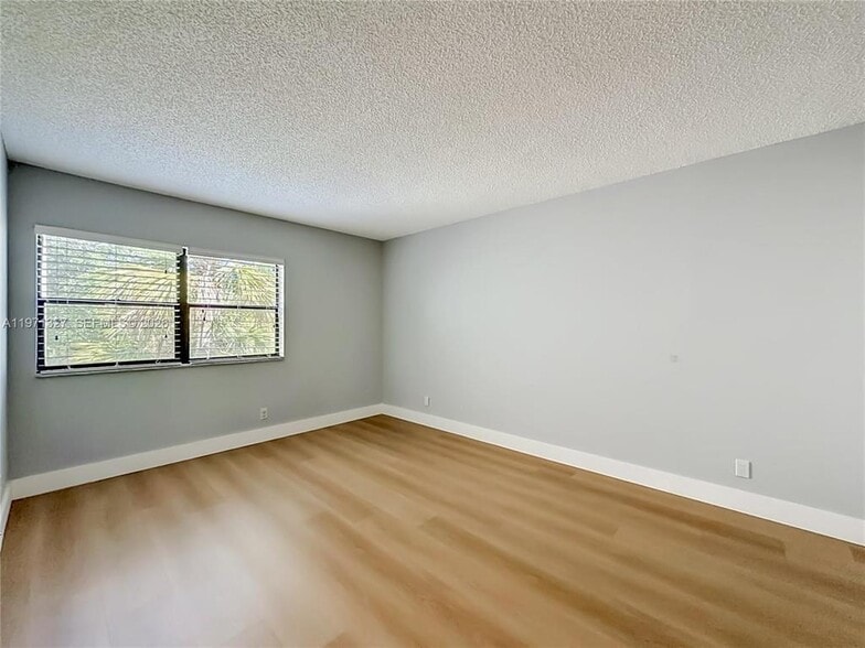 Building Photo - 210 Lakeview Dr