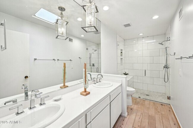 Building Photo - 8733 E Vía De Viva