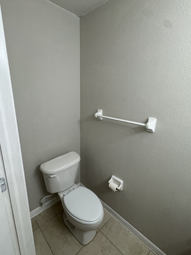 Building Photo - "Charming 3-Bed Oasis in Tampa's Heart – Spacious 1,443 Sq. Ft. with 2.5 Baths!"