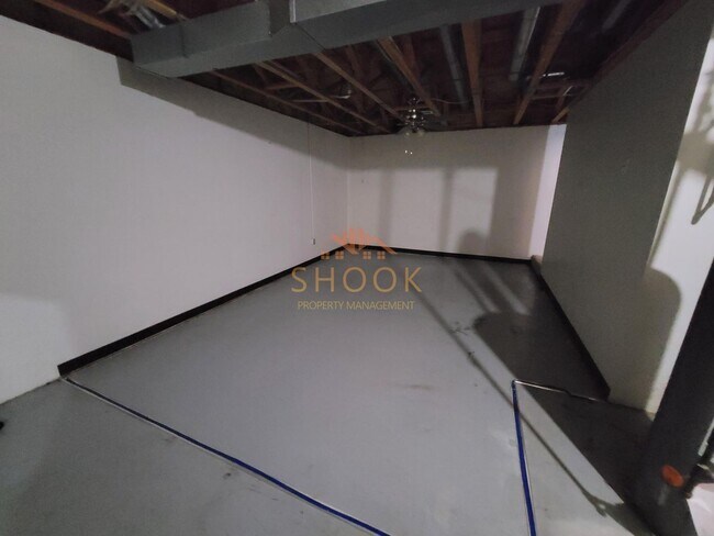 Building Photo - Large 3 BR Townhome/Condo - Available mid June