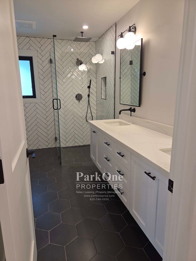 Building Photo - Amazing one of a kind home in the Heart of Walnut Creek