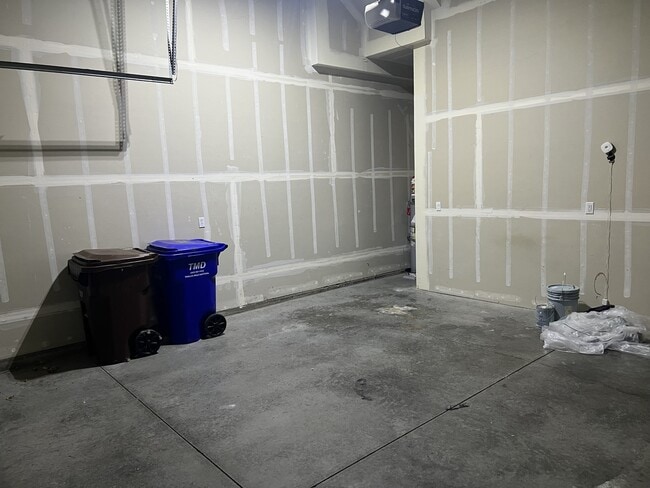 Building Photo - 1526 NE Market Dr