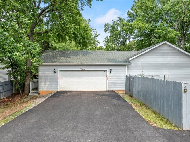 Building Photo - 5010 Blake Dr