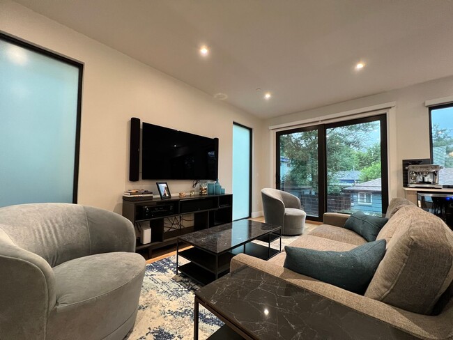 Building Photo - Modern 3 BD/2.5 BA, Superb Location, Internet/Cable and TVs Included! Available August 3rd!