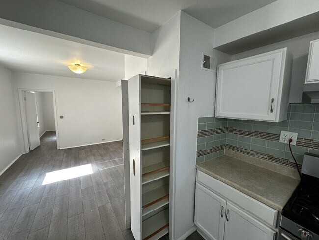 Building Photo - "Charming 1-Bed Oasis in Denver's Heart – Cozy Comforts!"