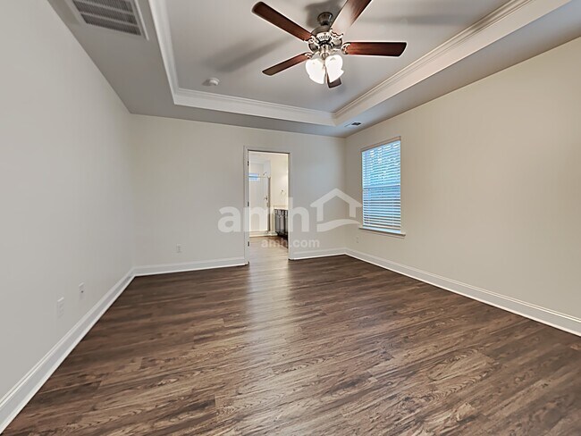 Building Photo - 605 W Lionel Rd