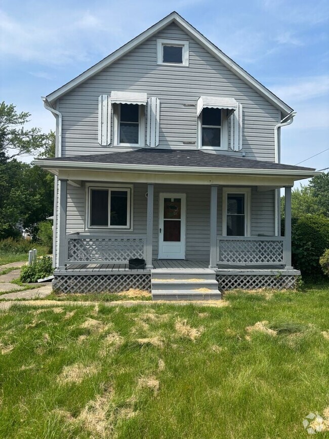 Building Photo - Section 8 welcome, 4bd 2 bath