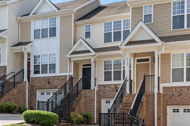 Building Photo - Fantastic Three Bedroom Townhouse in Charlotte