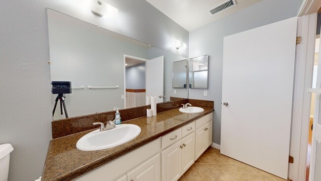 Building Photo - Spacious 5-Bedroom Family Home Available for Long Term Rent!