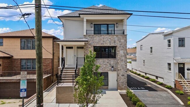 Building Photo - 525 AVENUE E