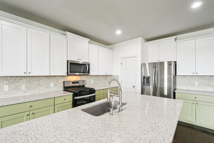 Building Photo - 7634 Leonardo Dr