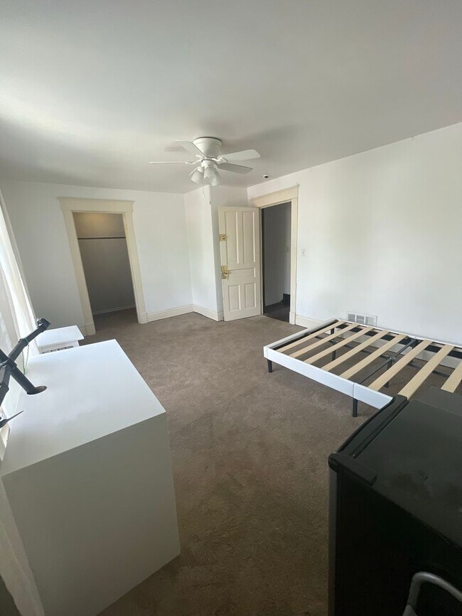 Building Photo - 841 E University Ave