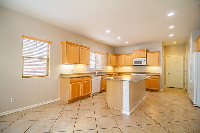 Building Photo - Check Out This Bright & Cheery Home