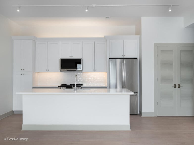 Building Photo - 3202 N Racine Ave