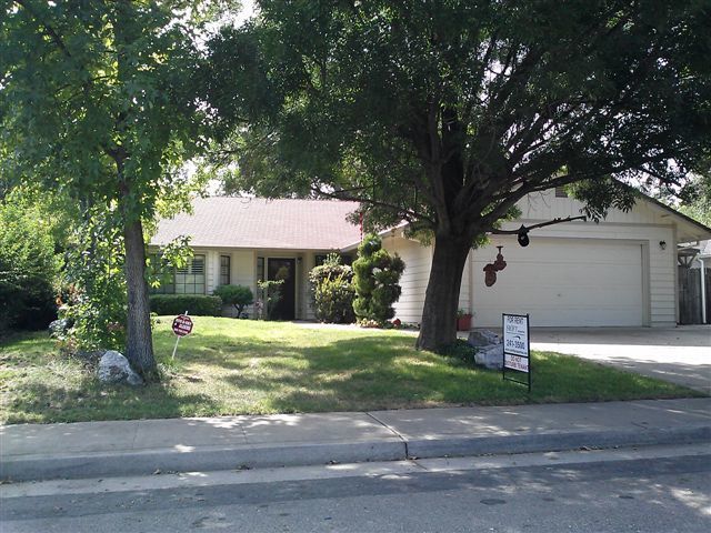 Building Photo - 3 Bedroom Home for Rent in Anderson CA | Large Family Room, 2 Car Garage, Pet Friendly