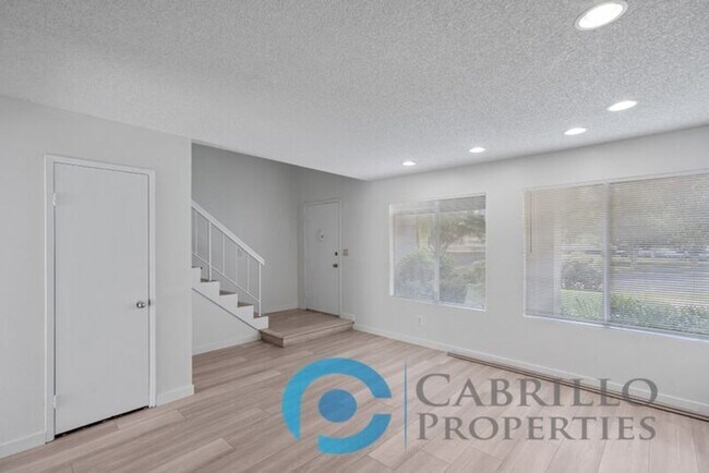 Building Photo - 5067 La Cuenta Dr