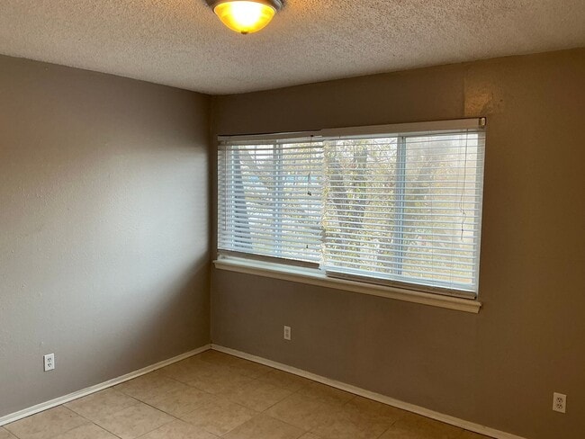 Building Photo - Updated and ready for move in!  Close to OU campus! Community Pool, fenced in courtyard! 3 bathro...