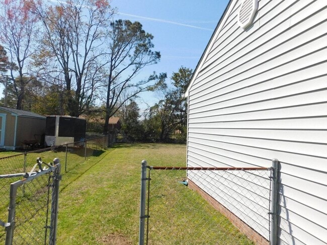 Building Photo - Home located in the heart of Havelock!
