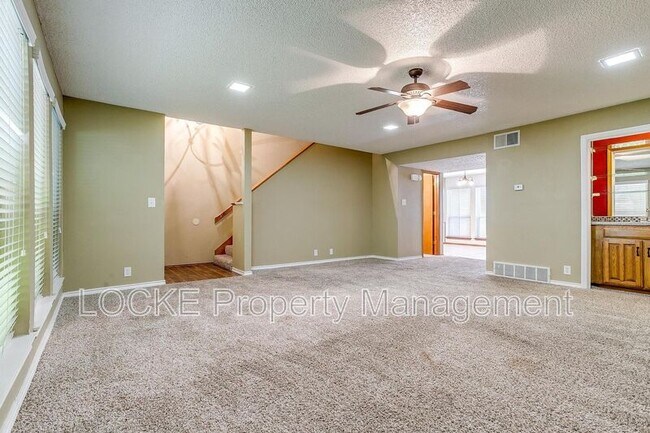 Building Photo - 6428 Lago Vista Dr