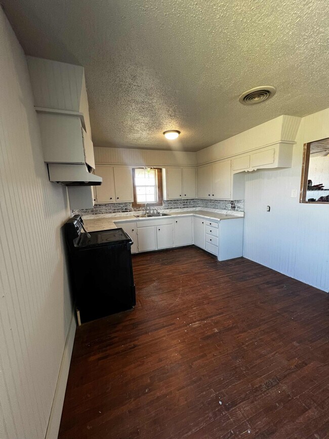 Building Photo - 212 W Broadway