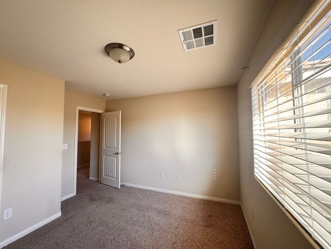 Building Photo - Beautifu 2 Story 4 bedrooms 2.5 baths located in Mountain Edge Southwest