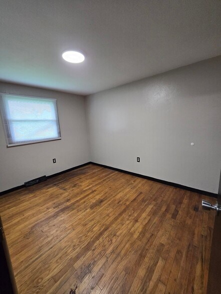 Building Photo - 1413 E 38th St