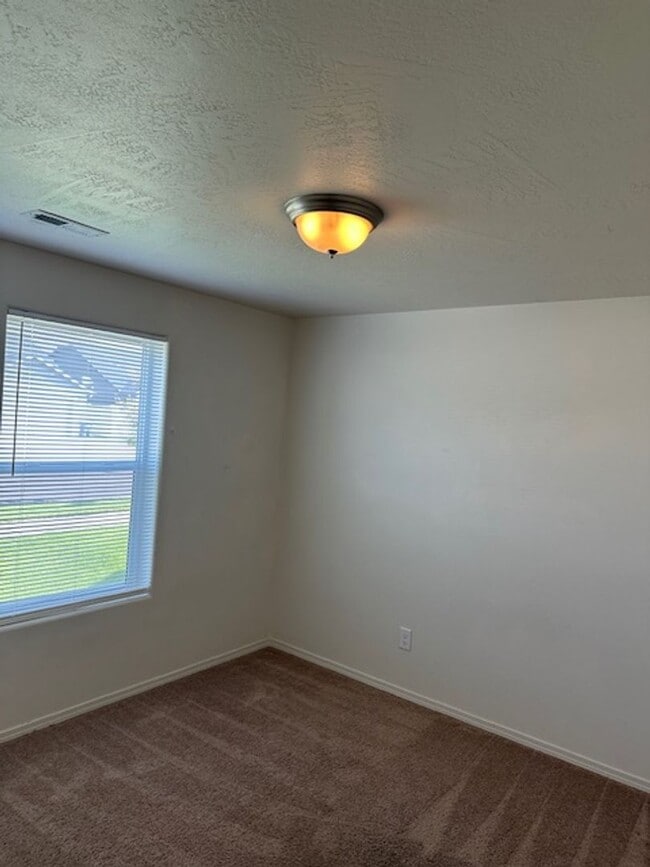 Building Photo - 3 Bedroom Home  For Rent
