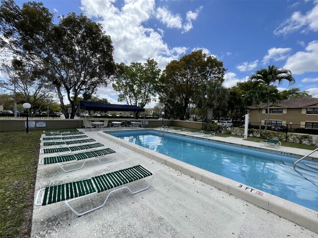 Building Photo - 2642 Riverside Dr