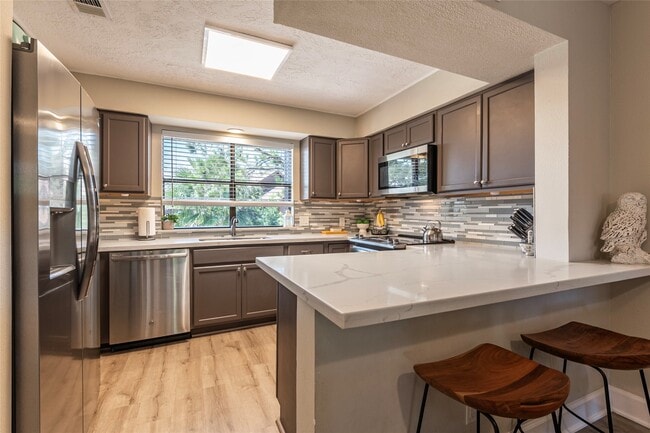 Building Photo - 723 Davis Rd