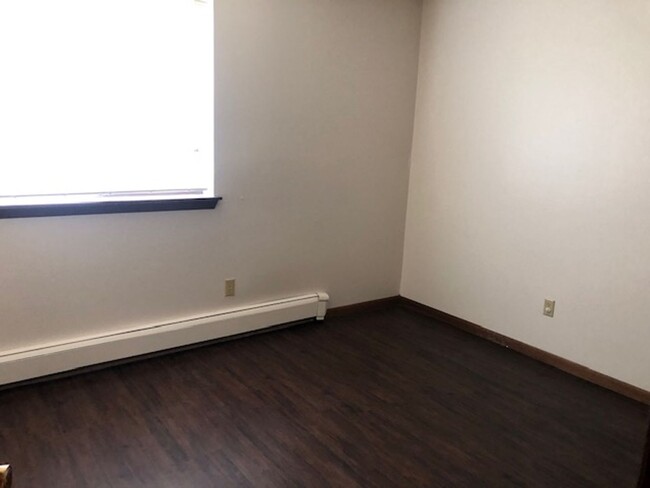 Building Photo - Eastside Iowa City Apartment close to Dini...