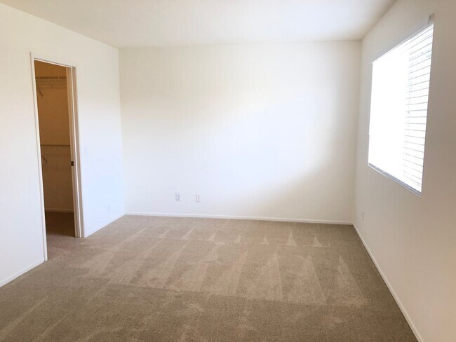 Building Photo - CHARMING 3 BR/2.5 BATH  " TWELVE PICKET LA...
