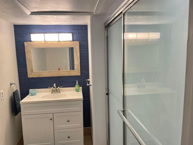 Building Photo - 140 NE 19th Ct