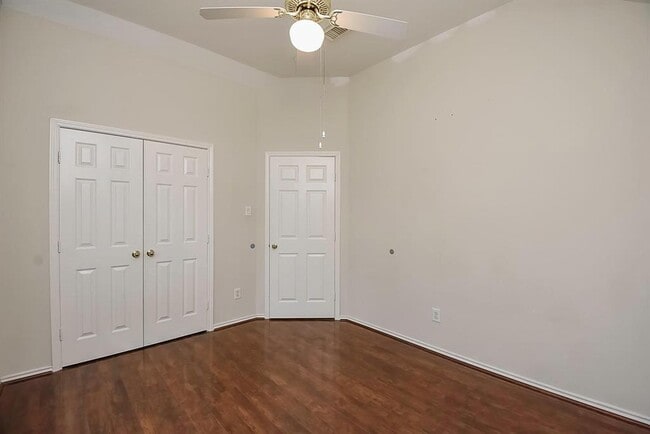 Building Photo - 3903 Vinecrest Dr