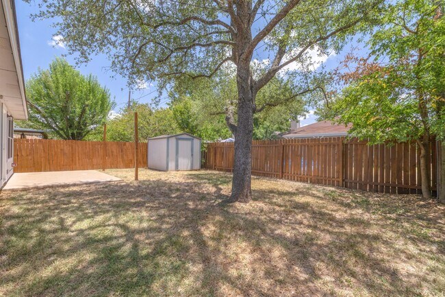 Building Photo - 1901 Hollow Tree Blvd